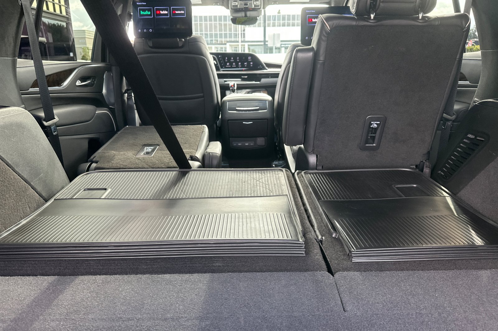 Used 2023 Cadillac Escalade Sport Platinum w/ LPO, ONYX Package AWD/4WD image 16