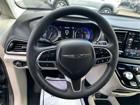 Used 2023 Chrysler Pacifica Touring-L FWD image 18