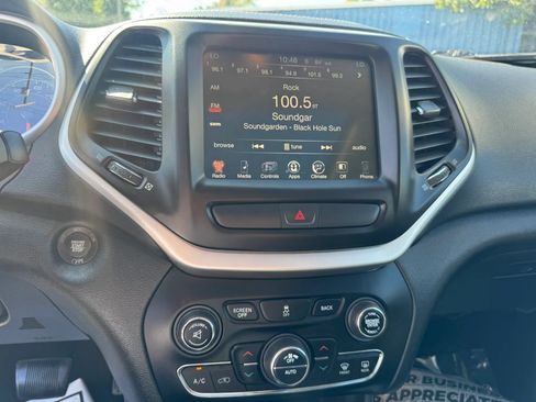 Used 2018 Jeep Cherokee Latitude Plus w/ Comfort/Convenience Group FWD image 18