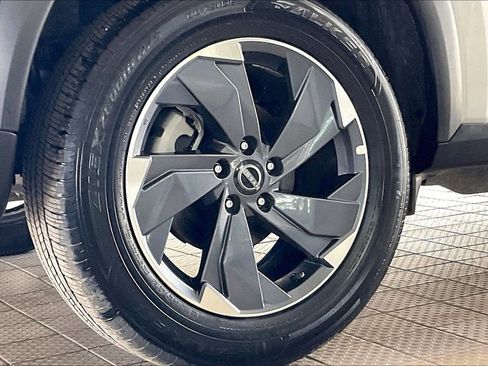 Used 2025 Nissan Rogue SV image 34