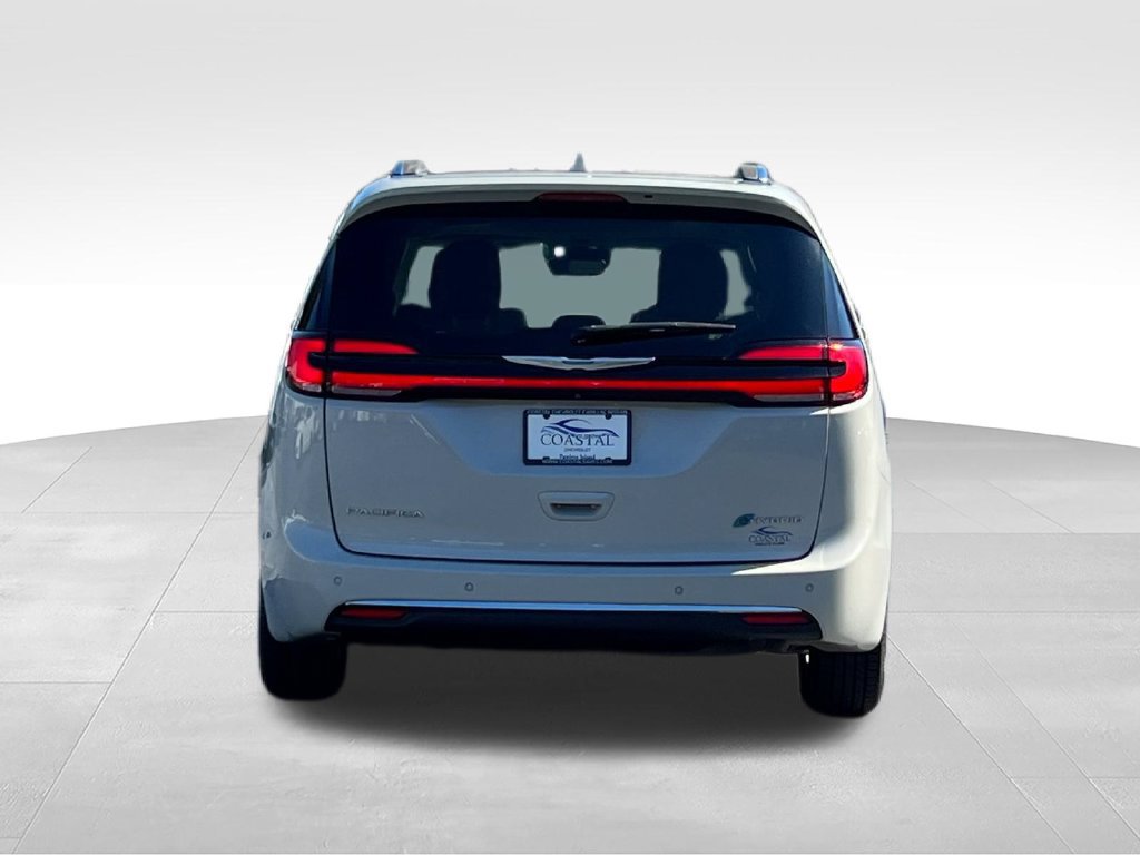 Used 2021 Chrysler Pacifica Limited w/ Uconnect Theater Family Group FWD image 13
