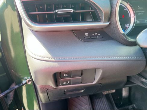 Used 2023 Toyota Highlander XLE w/ Protection Package #3 (TMS) FWD image 10