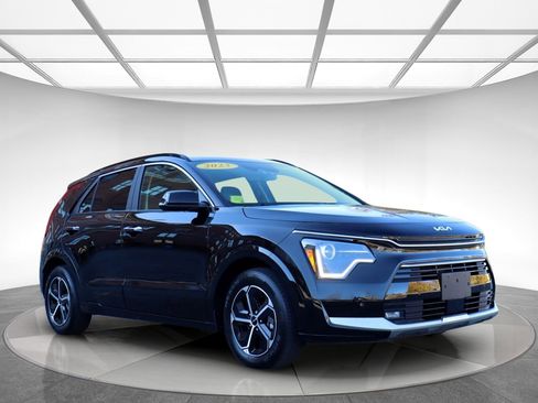 Used 2023 Kia Niro SX image 3