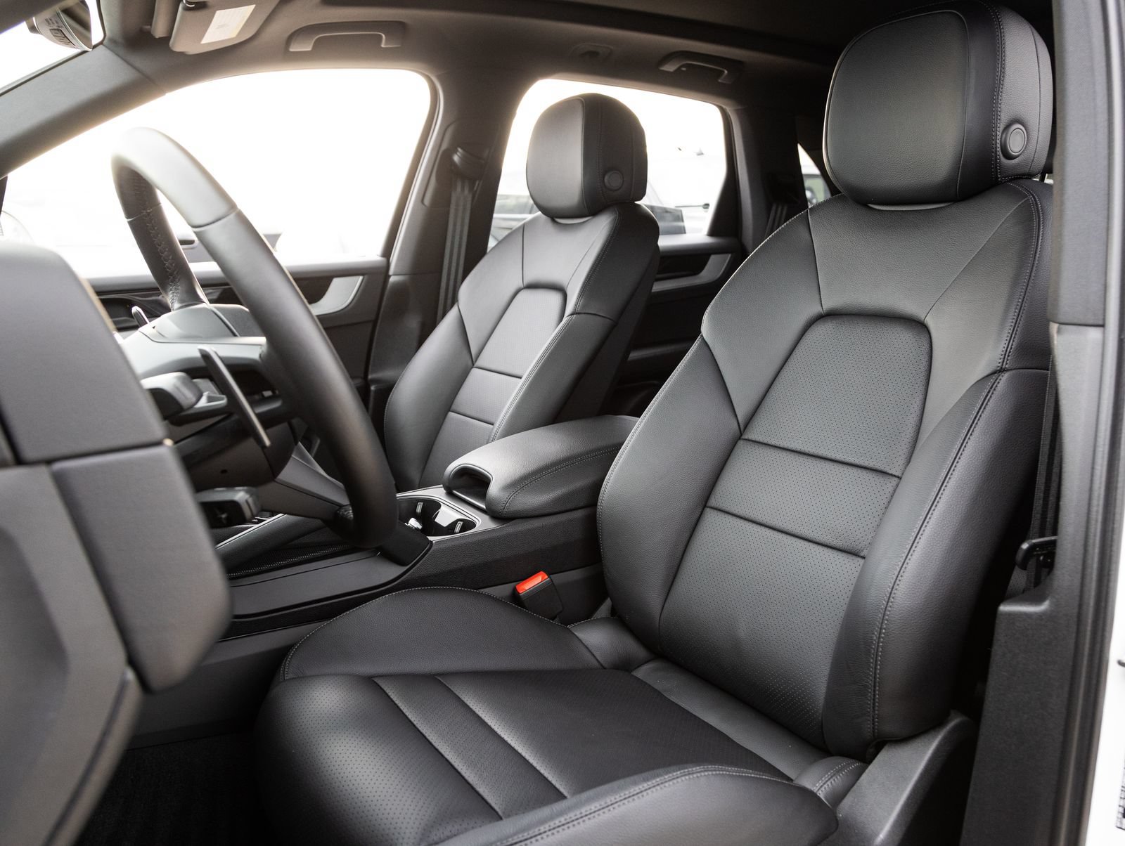 Certified 2025 Porsche Cayenne AWD/4WD image 5