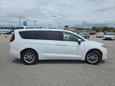 Used 2023 Chrysler Pacifica Touring-L AWD/4WD image 7