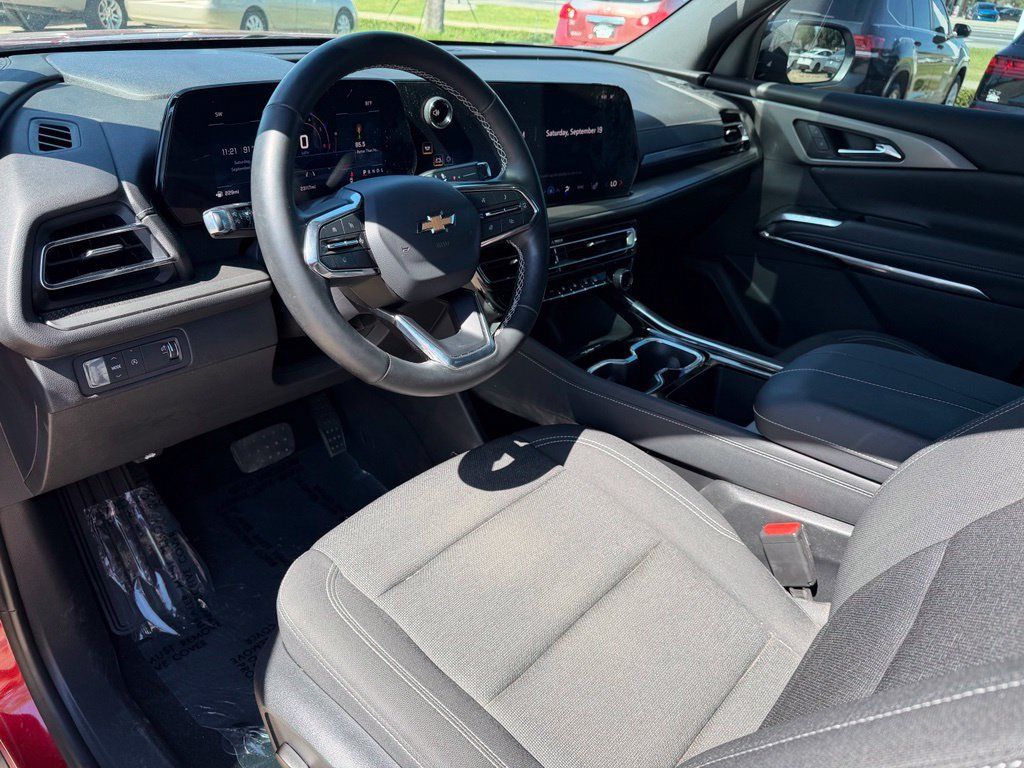 Used 2025 Chevrolet Traverse LT FWD image 12