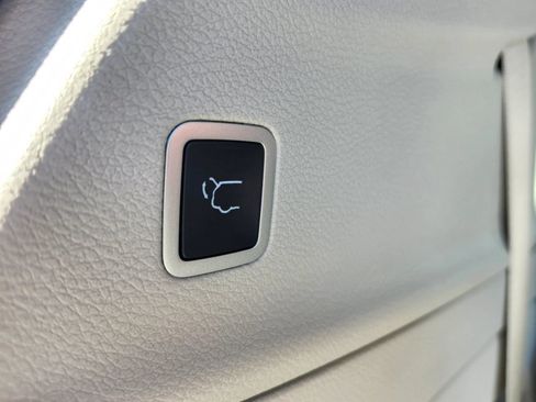 Used 2024 Chrysler Pacifica Touring-L FWD image 34