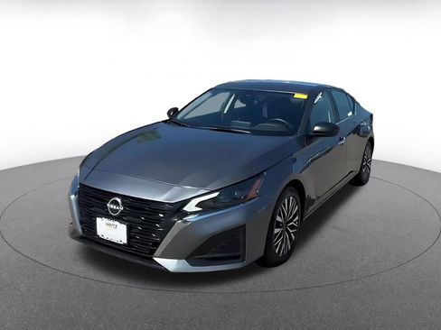 Used 2025 Nissan Altima 2.5 SV FWD image 7
