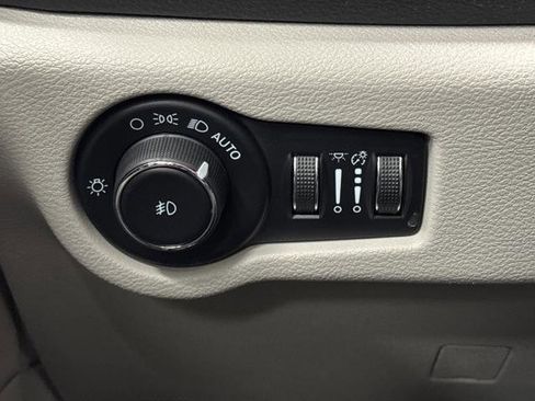 Used 2023 Chrysler Pacifica Limited w/ Uconnect Theater Family Group image 27