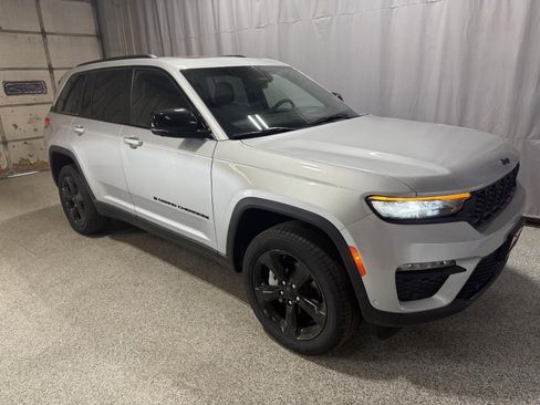 New 2025 Jeep Grand Cherokee Limited w/ Luxury Tech Group II image 4