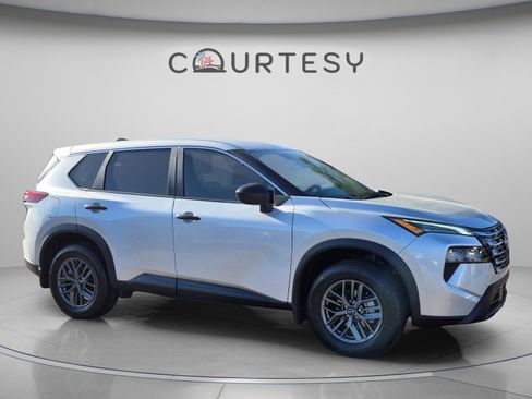 Certified 2025 Nissan Rogue S FWD image 9