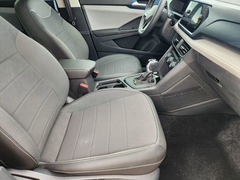 Used 2024 Volkswagen Taos SE image 13