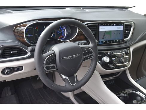 Used 2023 Chrysler Pacifica Limited w/ Uconnect Theater Family Group image 12