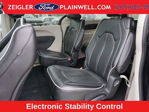 Used 2023 Chrysler Pacifica Limited FWD image 11