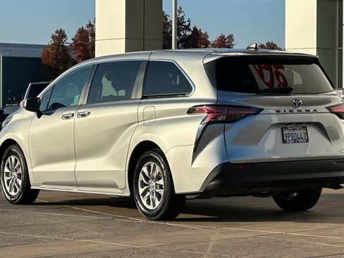 Used 2022 Toyota Sienna XLE image 7