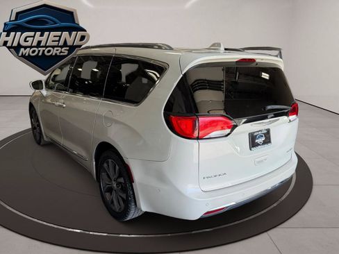 Used 2017 Chrysler Pacifica Limited FWD image 3
