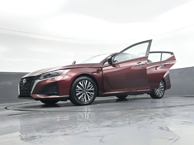 Used 2025 Nissan Altima 2.5 SV FWD image 43
