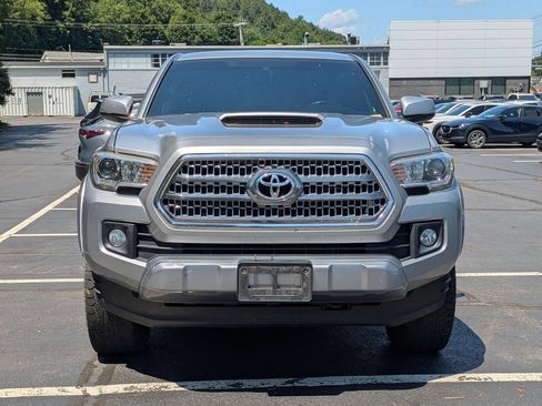 Used 2017 Toyota Tacoma TRD Sport AWD/4WD image 6