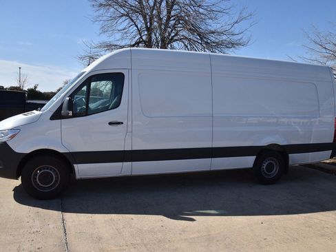 Used 2025 Mercedes-Benz Sprinter 2500 image 9
