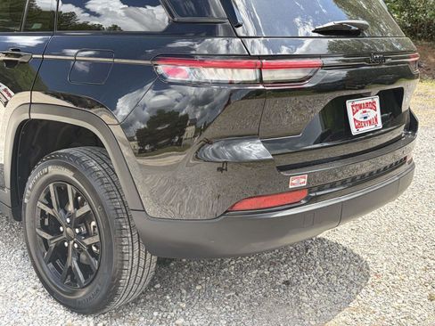 Used 2024 Jeep Grand Cherokee Altitude RWD image 34