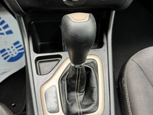 Used 2014 Jeep Cherokee Sport image 23