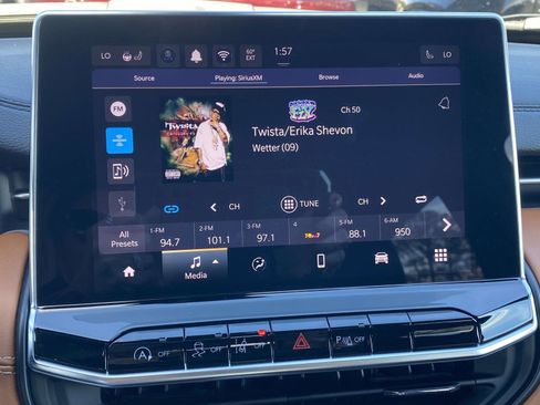 Certified 2025 Jeep Compass Limited image 35