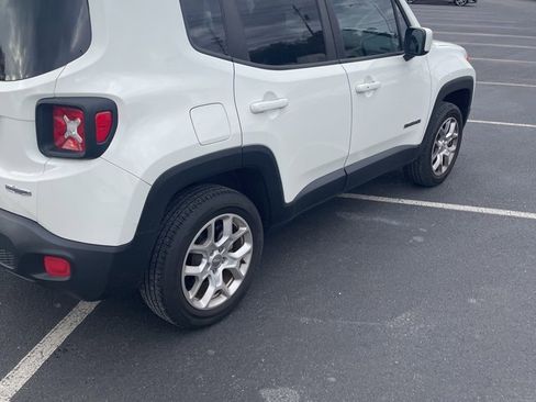 Used 2018 Jeep Renegade Latitude w/ Cold Weather Group image 3