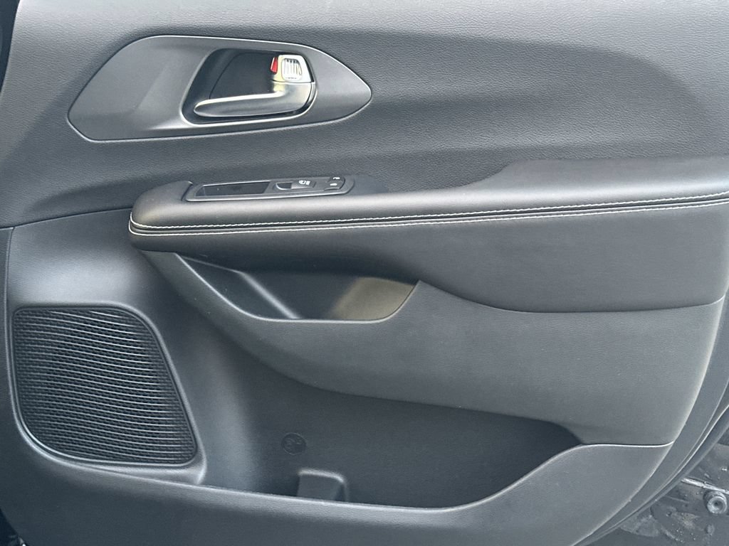 New 2026 Chrysler Pacifica Select FWD image 14