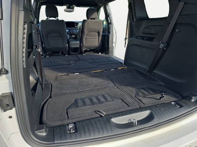 Used 2023 Chrysler Pacifica Touring FWD image 19