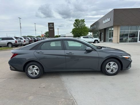New 2026 Hyundai Elantra SE FWD image 7