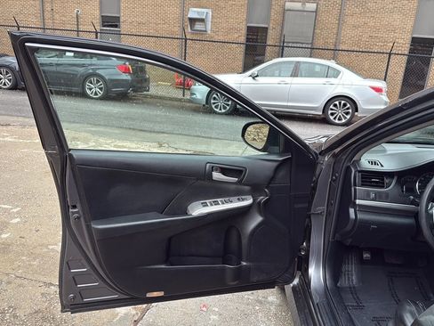 Used 2014 Toyota Camry SE w/ Moonroof Package FWD image 13
