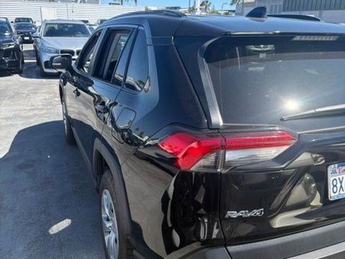 Used 2020 Toyota RAV4 LE FWD image 2