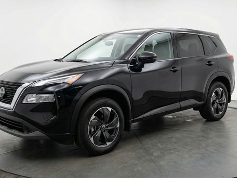 Used 2025 Nissan Rogue SV image 3