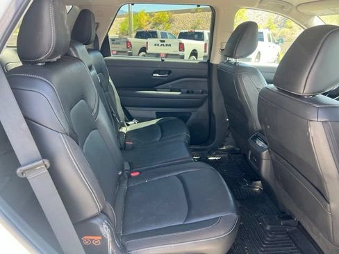 Used 2024 Nissan Pathfinder SL AWD/4WD image 19