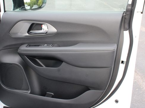 New 2026 Chrysler Pacifica Select image 32