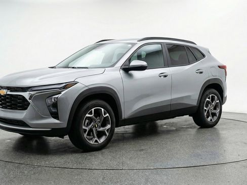 Used 2025 Chevrolet Trax LT FWD image 3