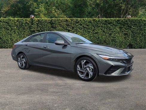 Used 2025 Hyundai Elantra Limited image 2