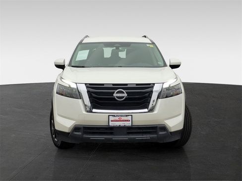 Used 2024 Nissan Pathfinder SV image 2