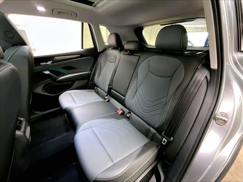 Certified 2025 Volkswagen Tiguan SE w/ Panoramic Sunroof Package image 28