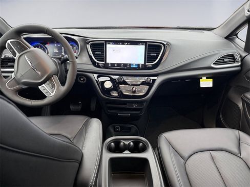 New 2026 Chrysler Pacifica Select image 12