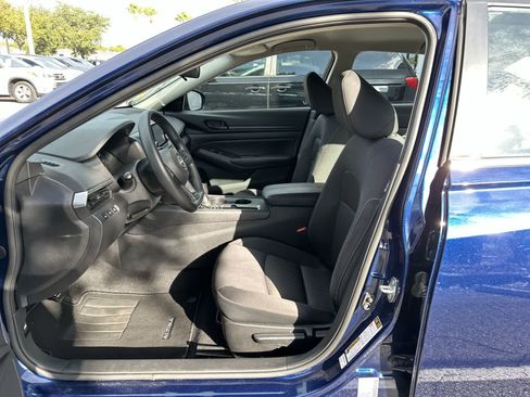 Used 2024 Nissan Altima 2.5 S FWD image 2