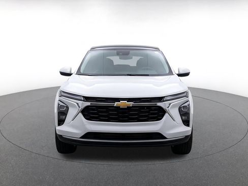Used 2025 Chevrolet Trax LT FWD image 2