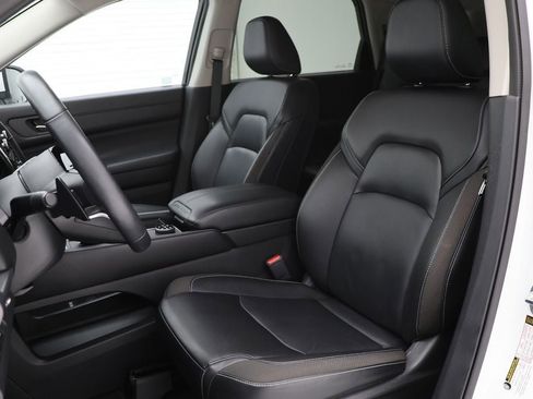 Used 2024 Nissan Pathfinder SL image 16