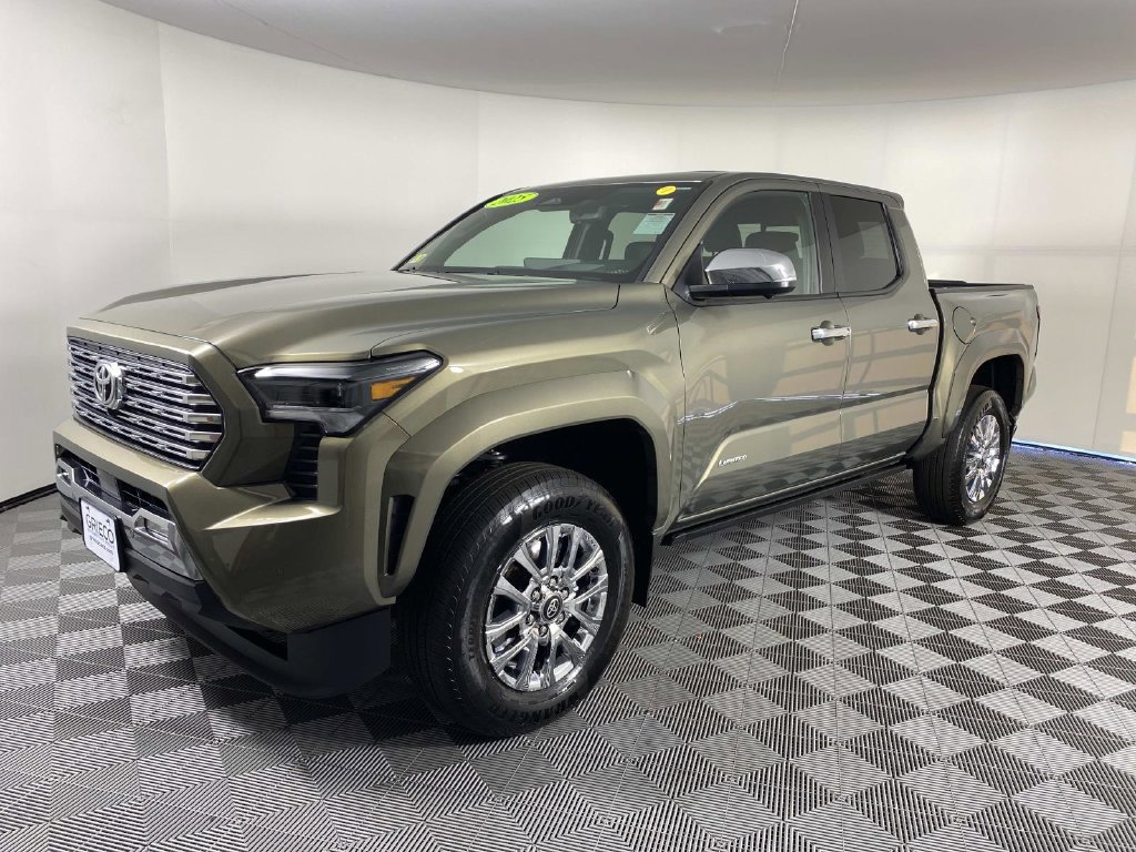 Used 2025 Toyota Tacoma Limited AWD/4WD image 4
