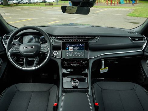 New 2025 Jeep Grand Cherokee Laredo X w/ Luxury Tech Group I image 14