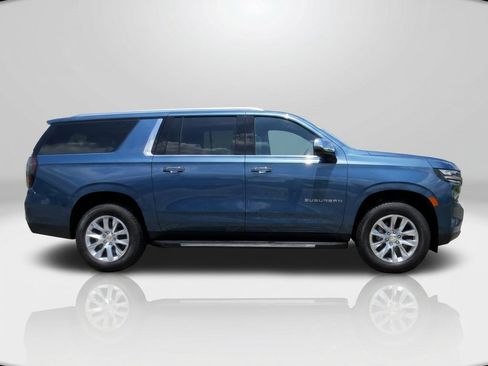 Used 2025 Chevrolet Suburban Premier AWD/4WD image 4