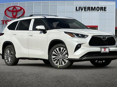 New 2026 Toyota Highlander XLE image 2
