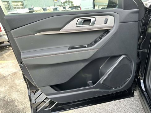 Used 2025 Ford Explorer Active image 9
