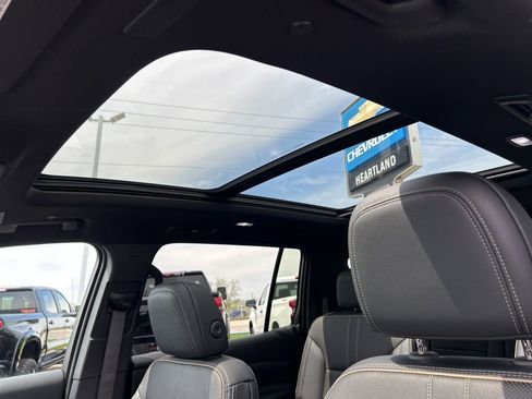 Used 2025 Chevrolet Traverse High Country FWD image 24