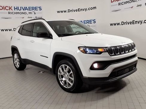 Used 2023 Jeep Compass Latitude AWD/4WD image 3